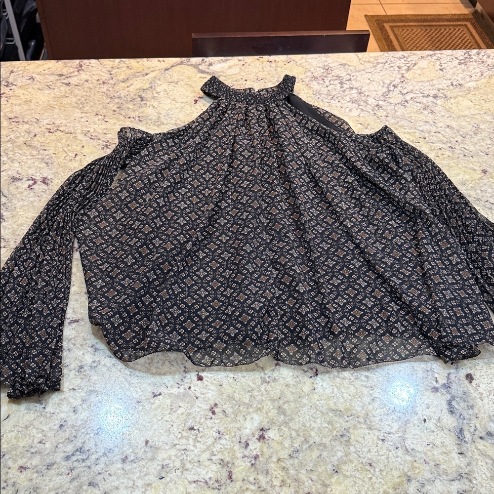 Romeo & Juliet Couture Women’s Cold Shoulder Bell Sleeve blouse black Size Small - Picture 10 of 14